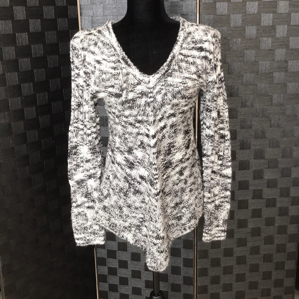 NEW⭐️Ultra Flirt Grey & White Knit V-Neck Sweater